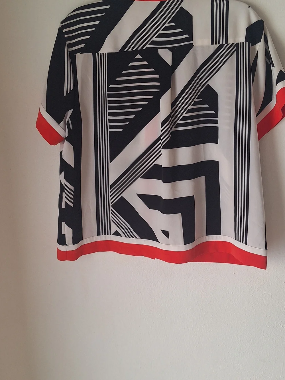 Designer Karl Lagerfeld Paris Black White & Red Geometric Women Blouse Sz L - Picture 4 of 7